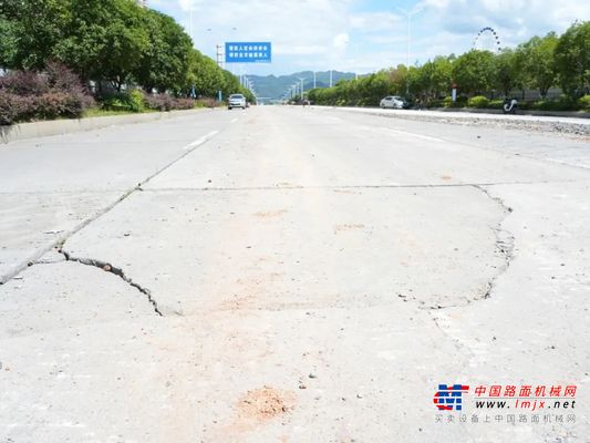 工地报告 | 湖南怀化市政路： WRC 240i“白改黑”神器，让旧路碎石“原地复活”！