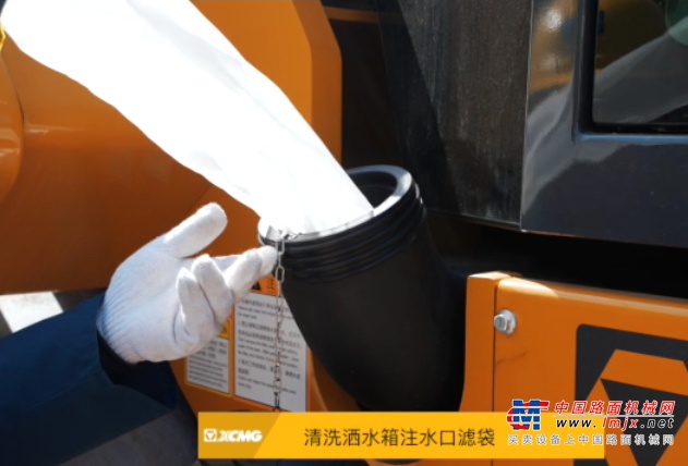 	通过液位计检查液压油位，如果液位过低，旋开液压油加注口的盖子，补加液压油。