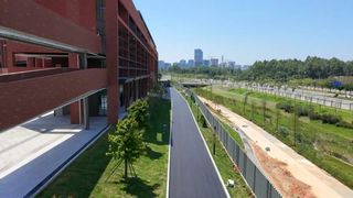 “刚柔并济”搞定校园路！悍马 HD 118i VT 现身广州明珠高级中学