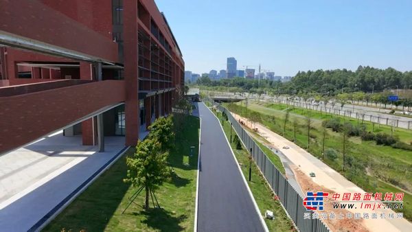 “刚柔并济”搞定校园路！悍马 HD 118i VT 现身广州明珠高级中学
