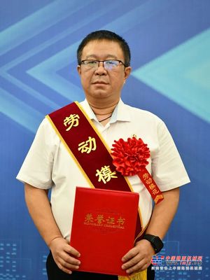 【榜样】| 用担当筑梦钢构人生——记陕建机股份劳动模范王益兴
