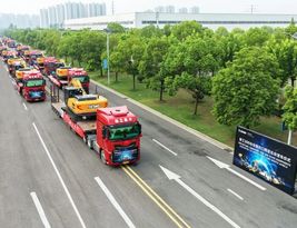 联袂出海！徐工挖掘机携成套化属具批量启航西亚北非