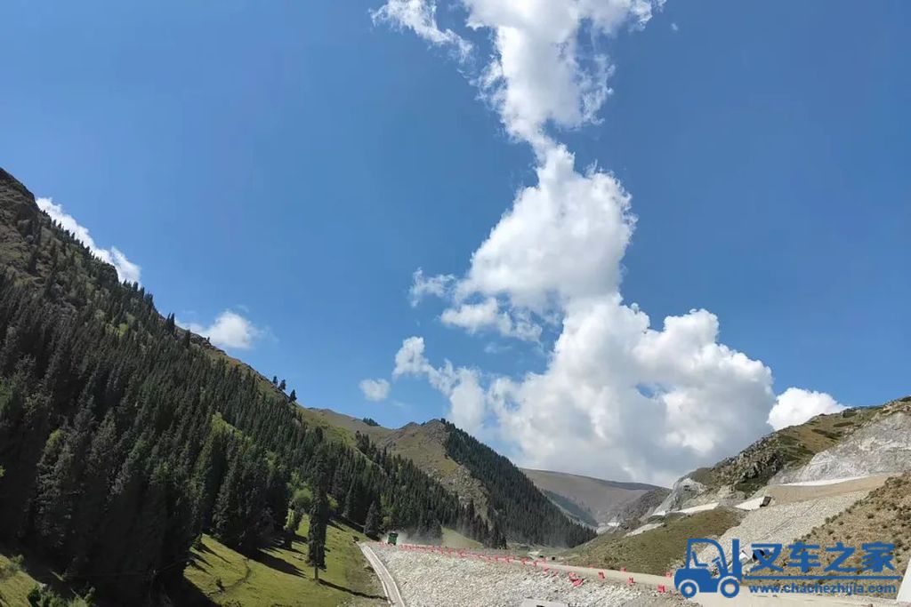 征战天山之巅！柳工512E摊铺机硬核护航温霍公路建设